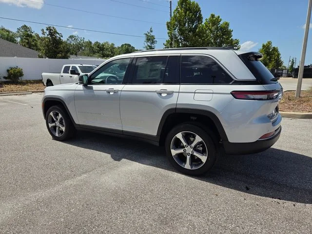 New 2026 Silver Zynith Exterior Paint Jeep Limited image 9