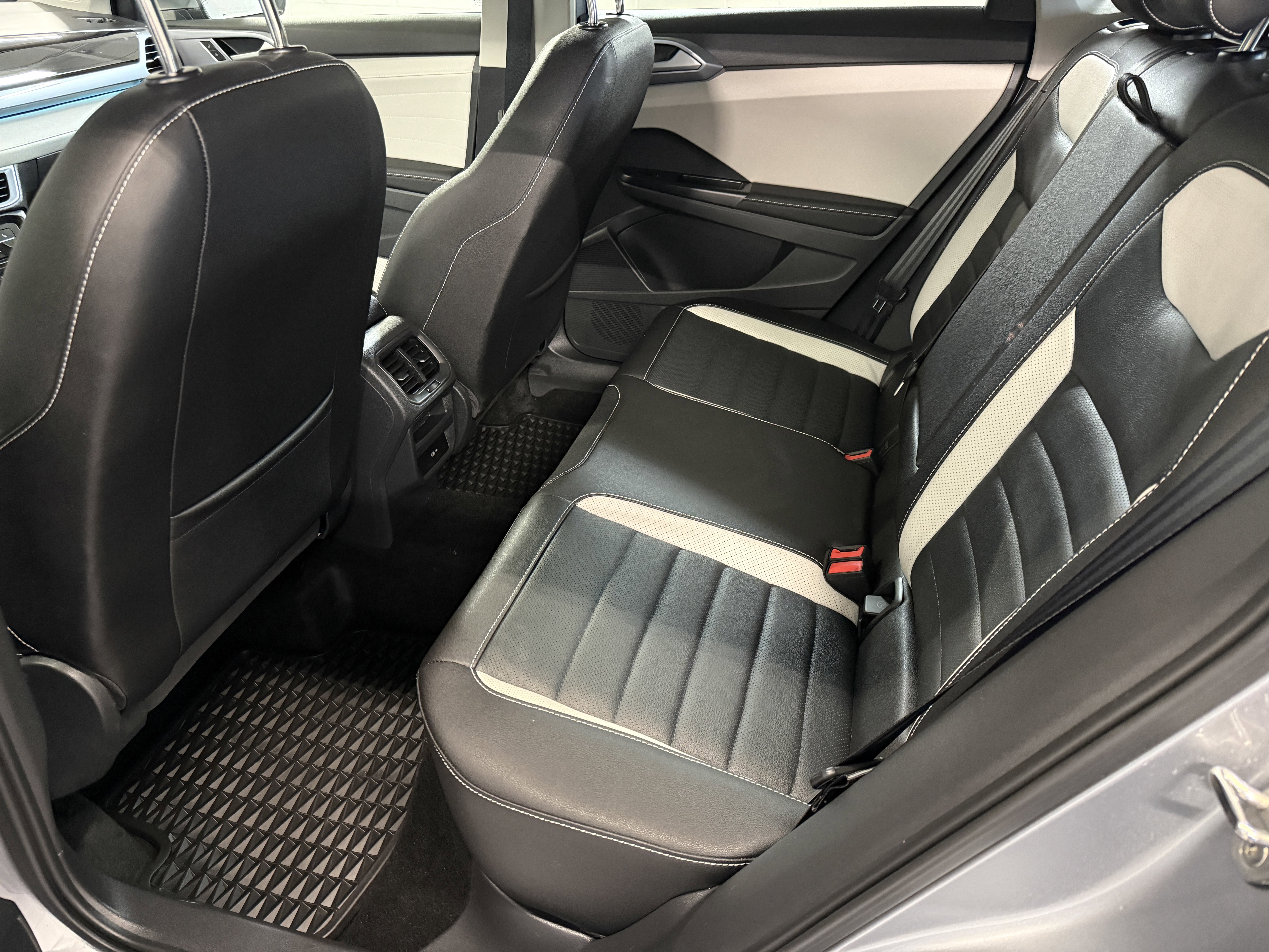 2025 Volkswagen Taos SEL - Photo 18