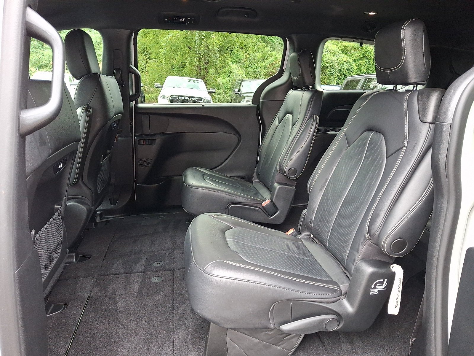 Used 2022 Bright White Clearcoat Chrysler Touring L image 10
