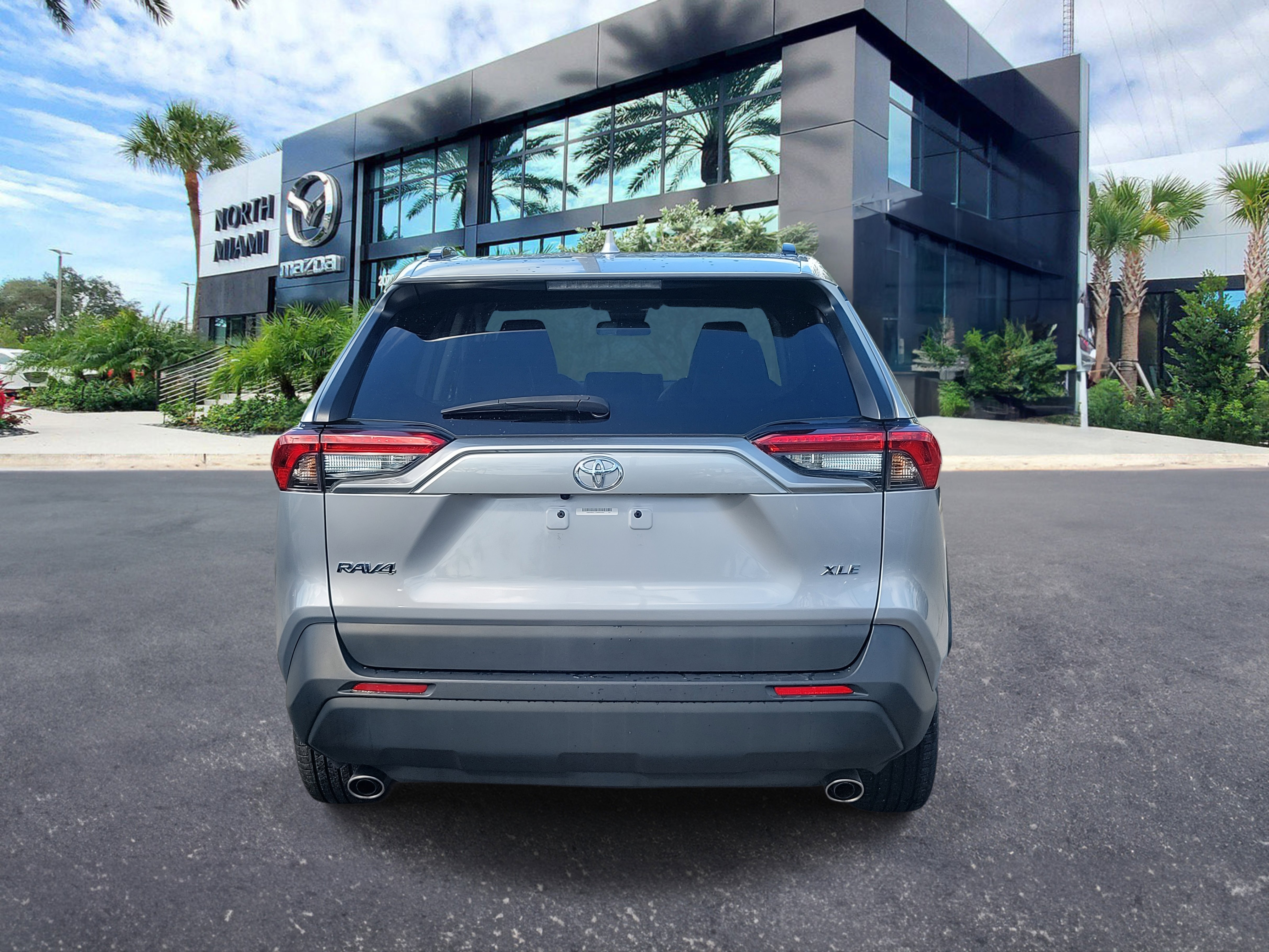 Used 2022 Silver Toyota XLE Premium image 4