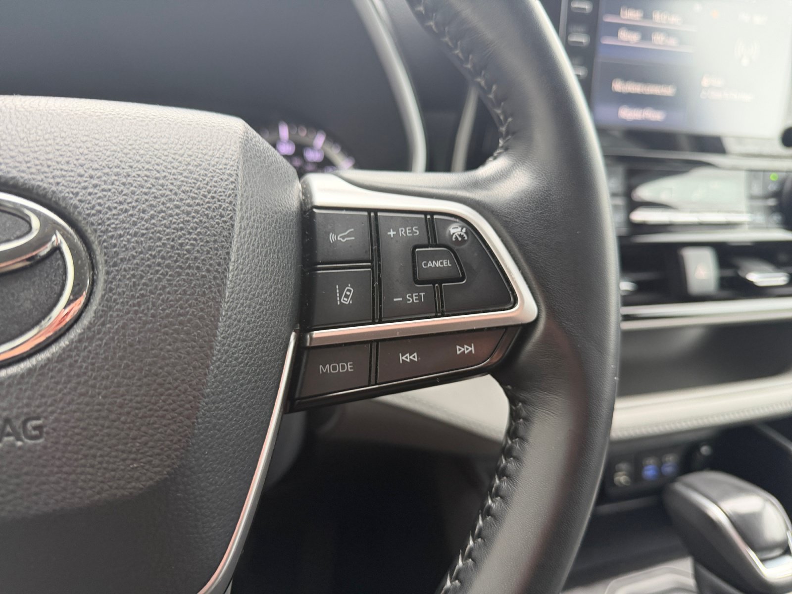 Used 2022 Amber Toyota XLE image 12
