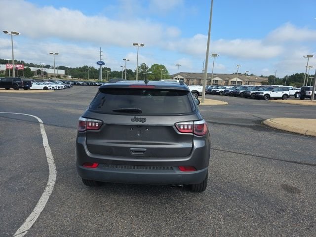 Used 2019 Gray Jeep Latitude image 4