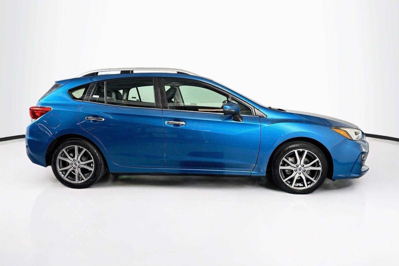 Used 2018 Island Blue Pearl Subaru Limited image 4