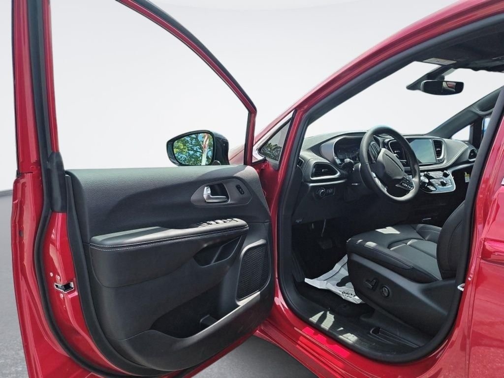 New 2027 Red Hot Pearl-Coat Exterior Paint Chrysler Select image 14