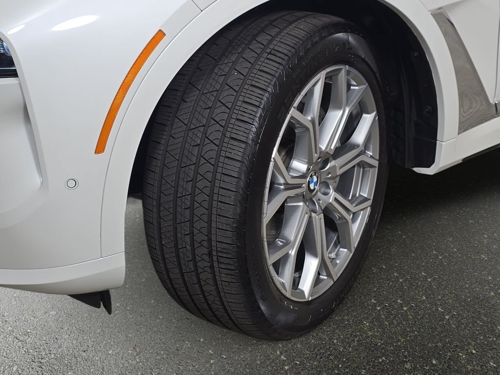 Used 2026 Mineral White Metallic BMW xDrive40i image 38