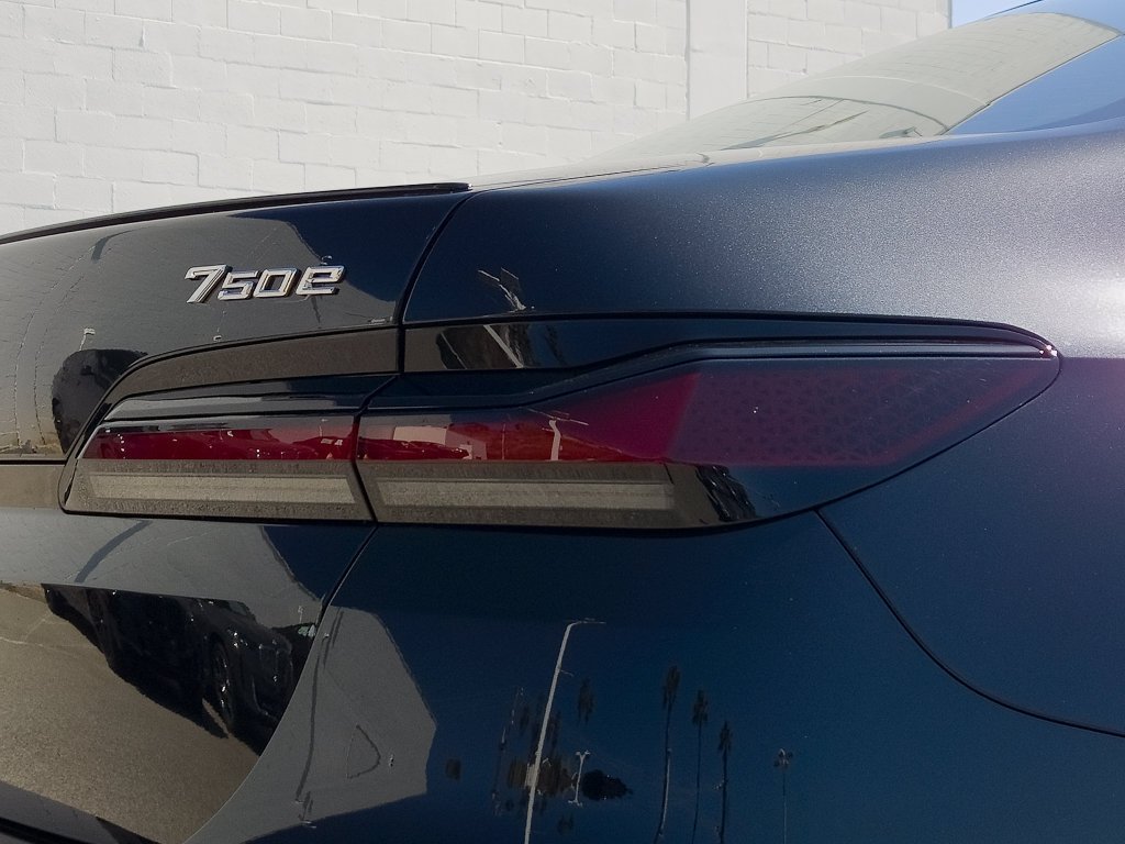 New 2026 Black Sapphire Metallic BMW 750e xDrive image 4