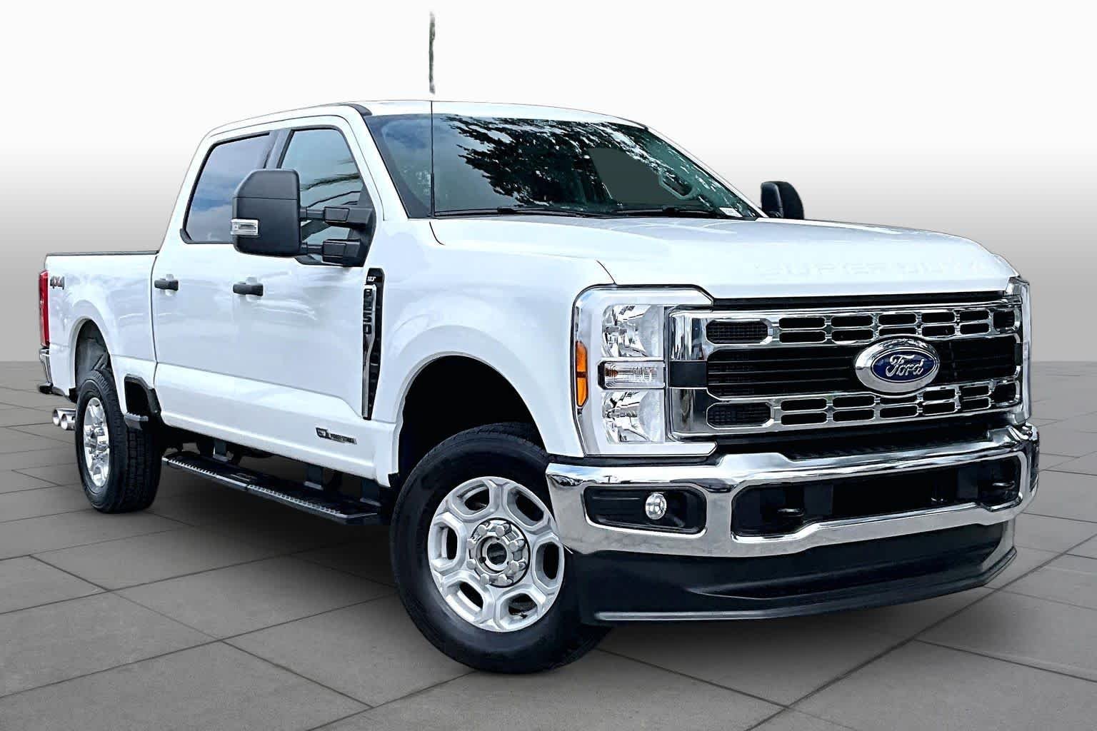 Used 2025 Oxford White Ford XLT image 3