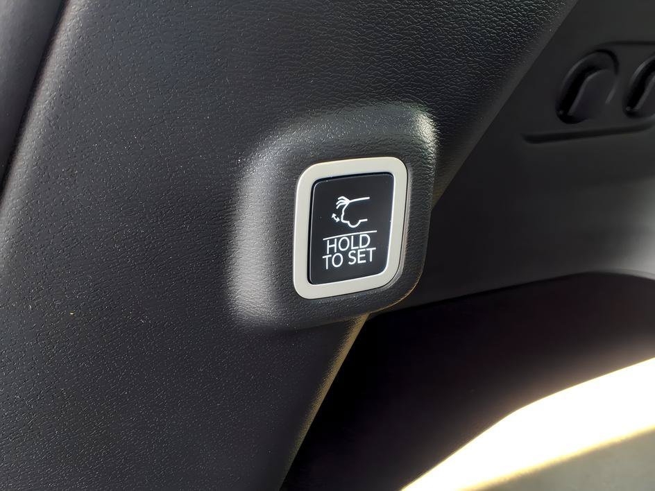 Used 2026 Red Hot Pearlcoat Jeep Overland image 11