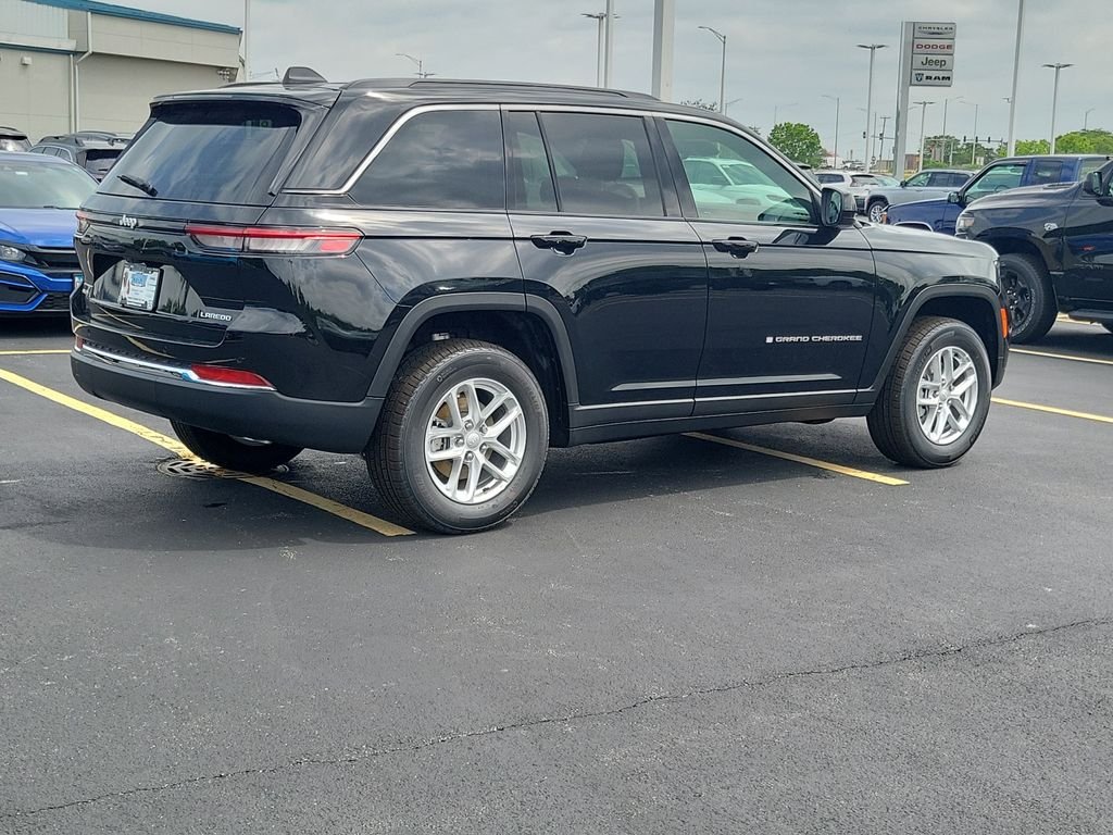 New 2026 Diamond Black Crystal Pearlcoat Jeep Laredo X image 4