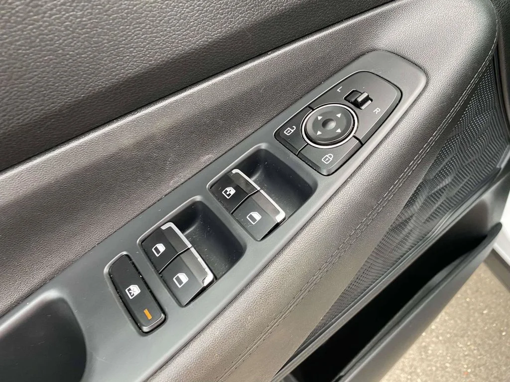 Used 2022 Gray Hyundai SE image 16