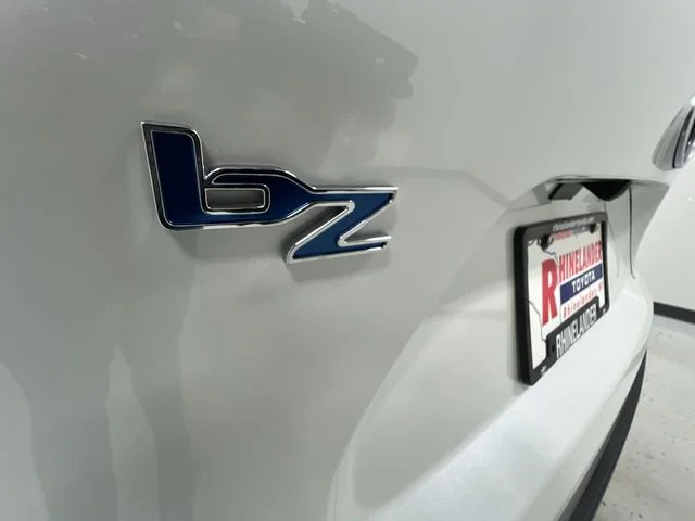 New 2026 Wind Chill Pearl <sup>1</sup> Toyota  XLE image 33