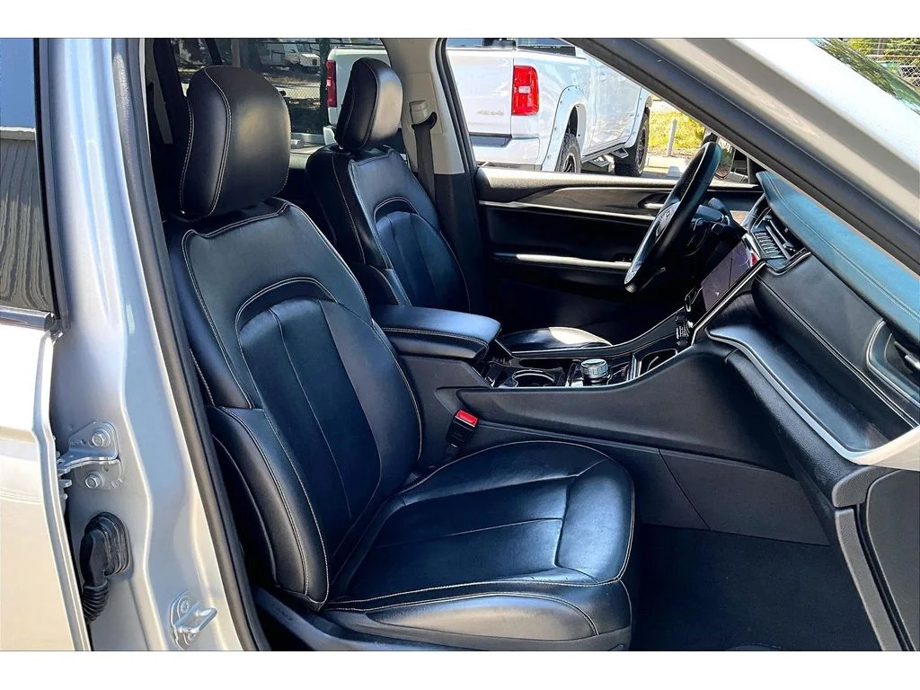 Used 2022 Silver Zynith Jeep Limited image 7