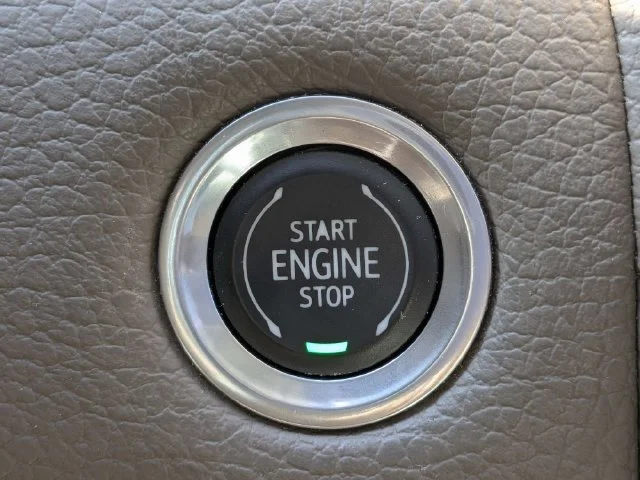Used 2022 WHITE FROST TRICOAT GMC Denali image 33