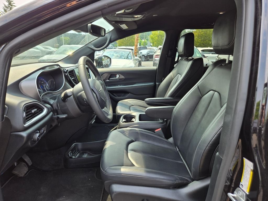 Used 2025 Diamond Black Crystal Pearlcoat Chrysler Select image 20
