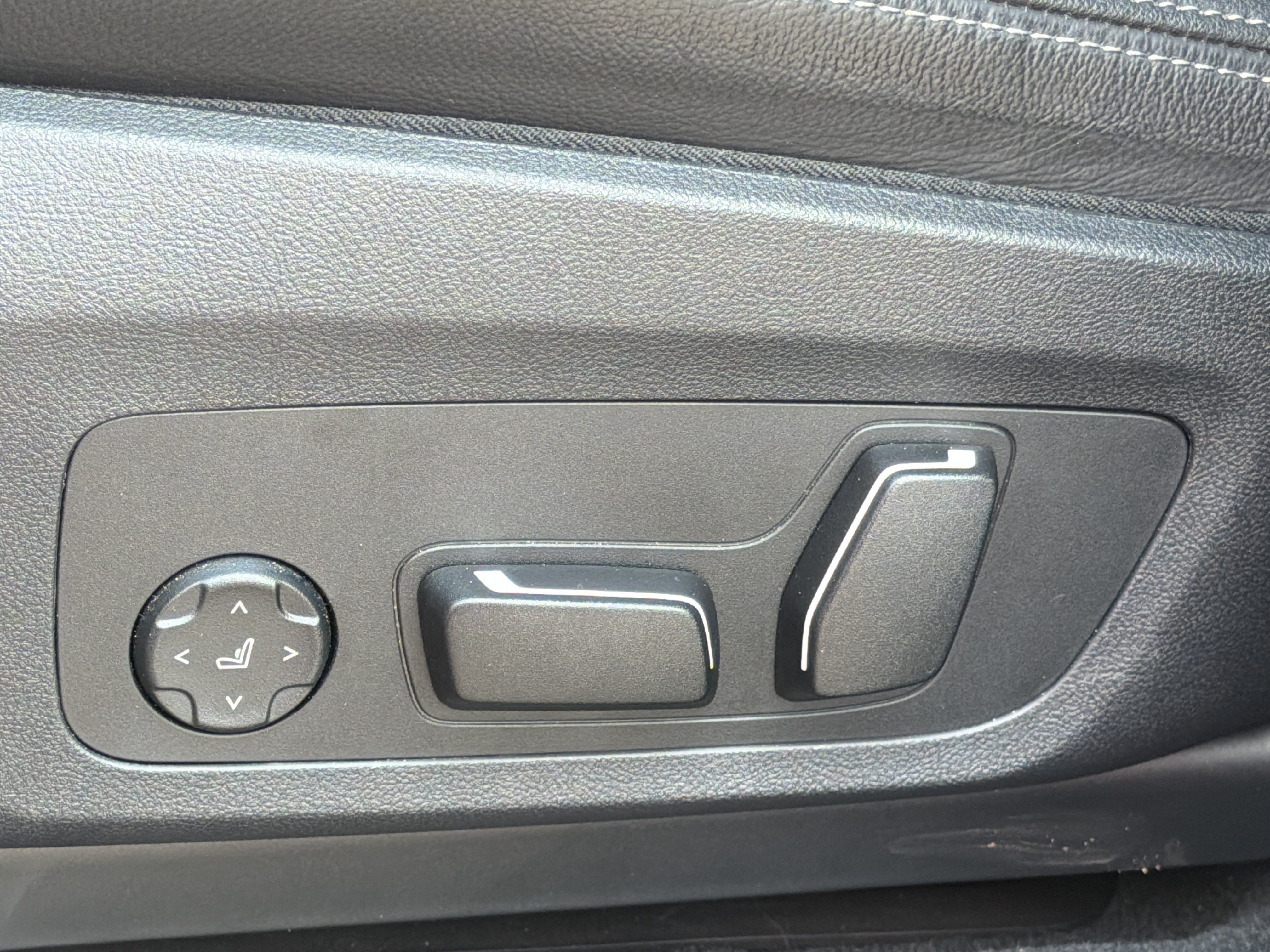 Used 2024 Jet Black BMW sDrive30i image 19