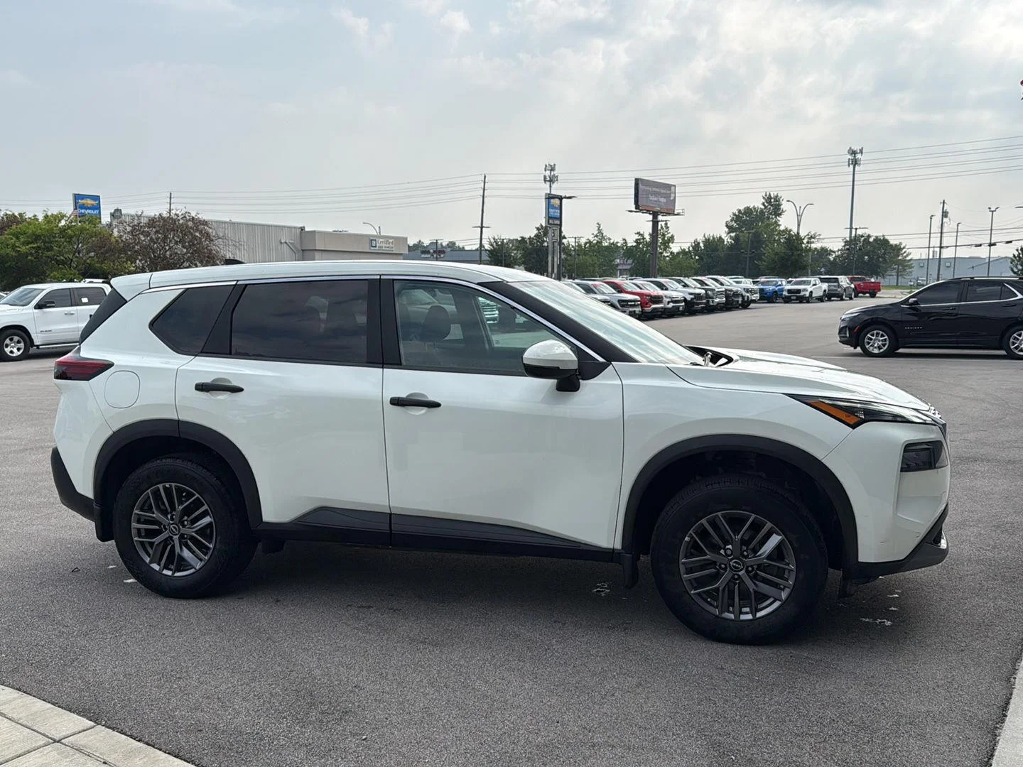 Used 2023  Nissan S image 2