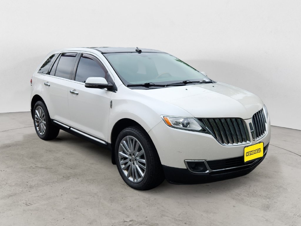 Used 2015 White Lincoln Base image 3