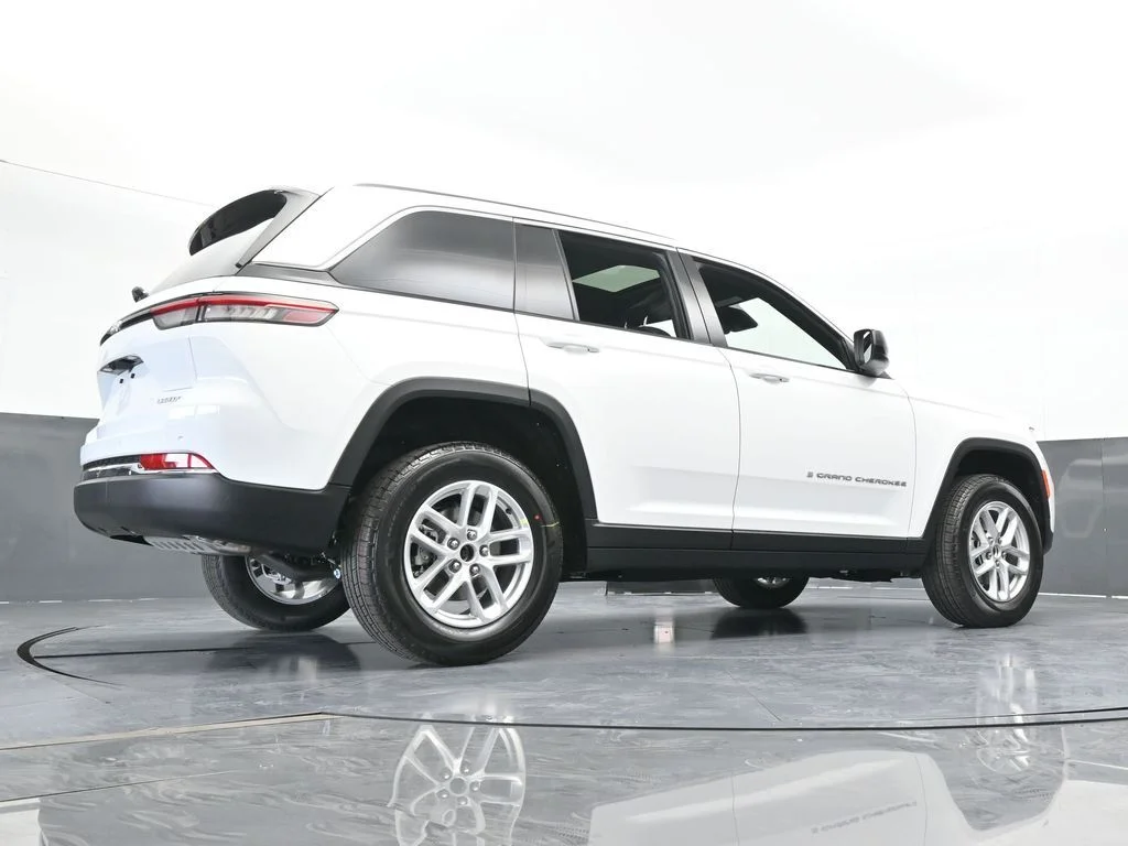 New 2026 Bright White Clear-Coat Exterior Paint Jeep Laredo X image 57