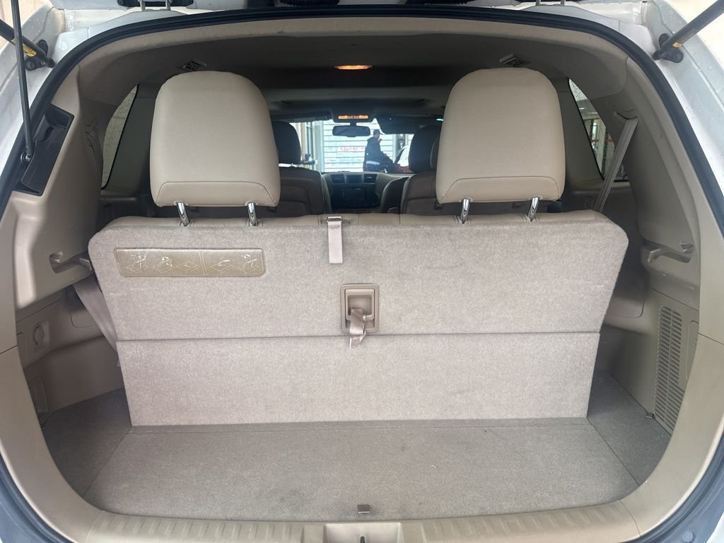 Used 2010  Toyota Limited image 9