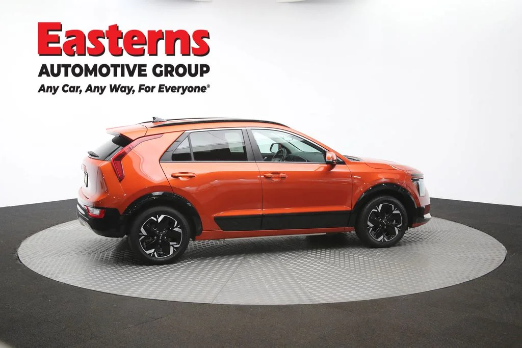 Used 2023 Red Kia Wind image 43
