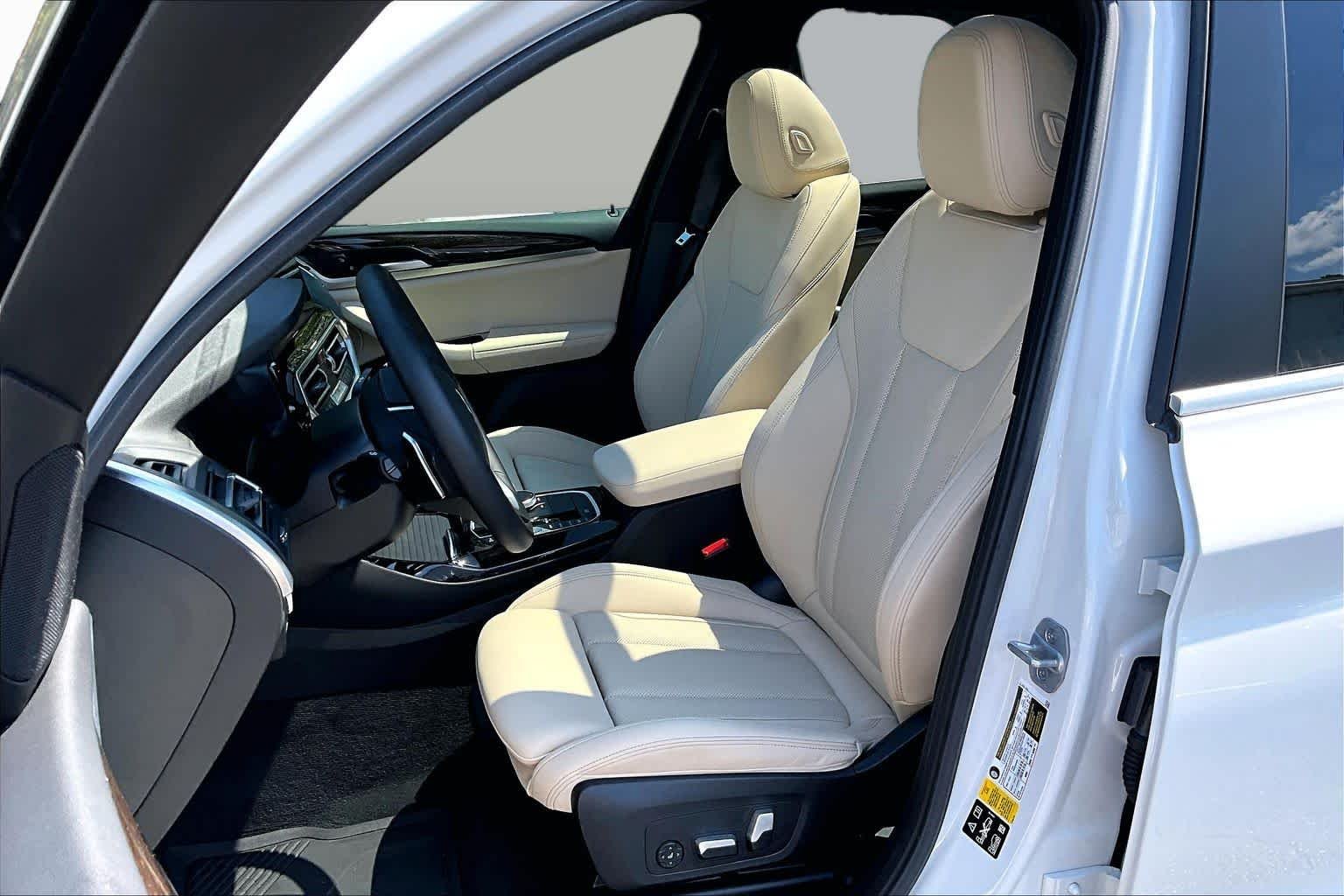 Used 2024 Mineral White Metallic BMW xDrive30i image 8