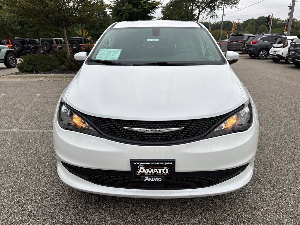 Used 2022 White Chrysler LX image 30