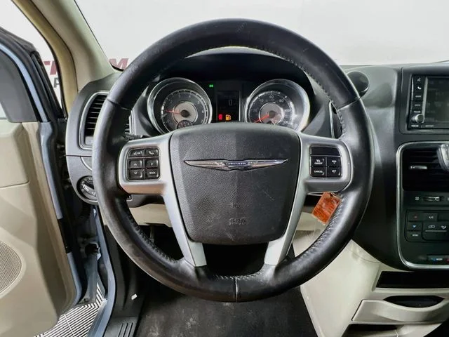 2013 Chrysler Town & Country Touring - Photo 12