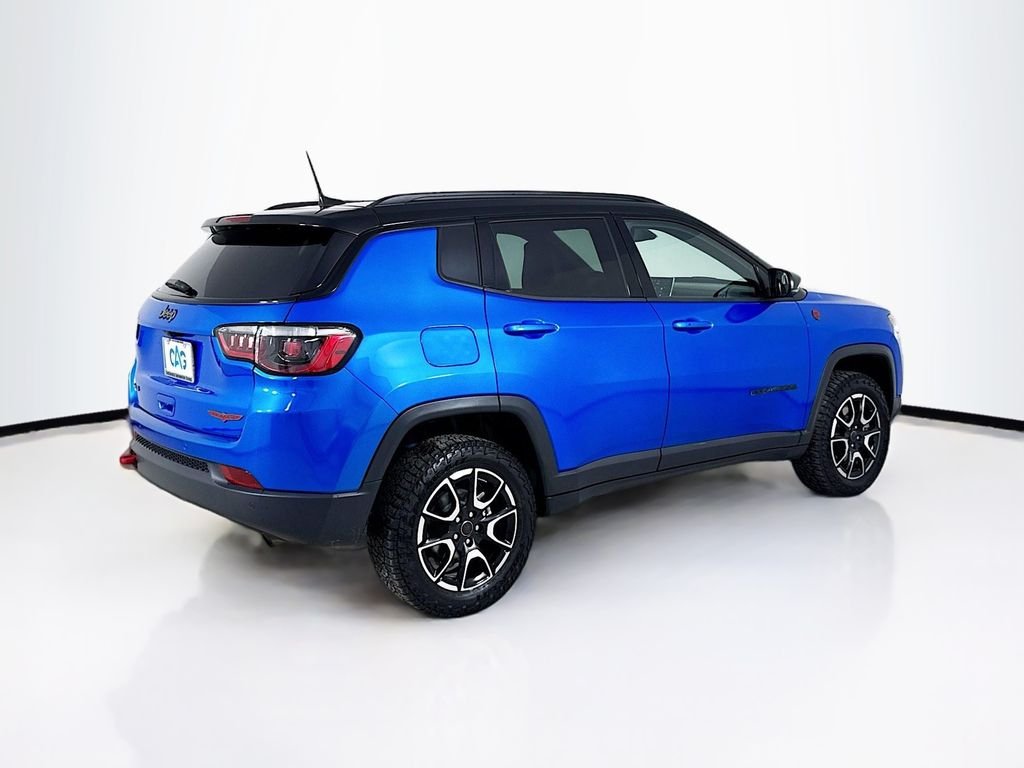 Used 2025 Hydro Blue Pearlcoat Jeep Trailhawk image 7