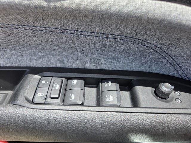 Used 2022 Bright White Clearcoat Jeep Latitude image 19