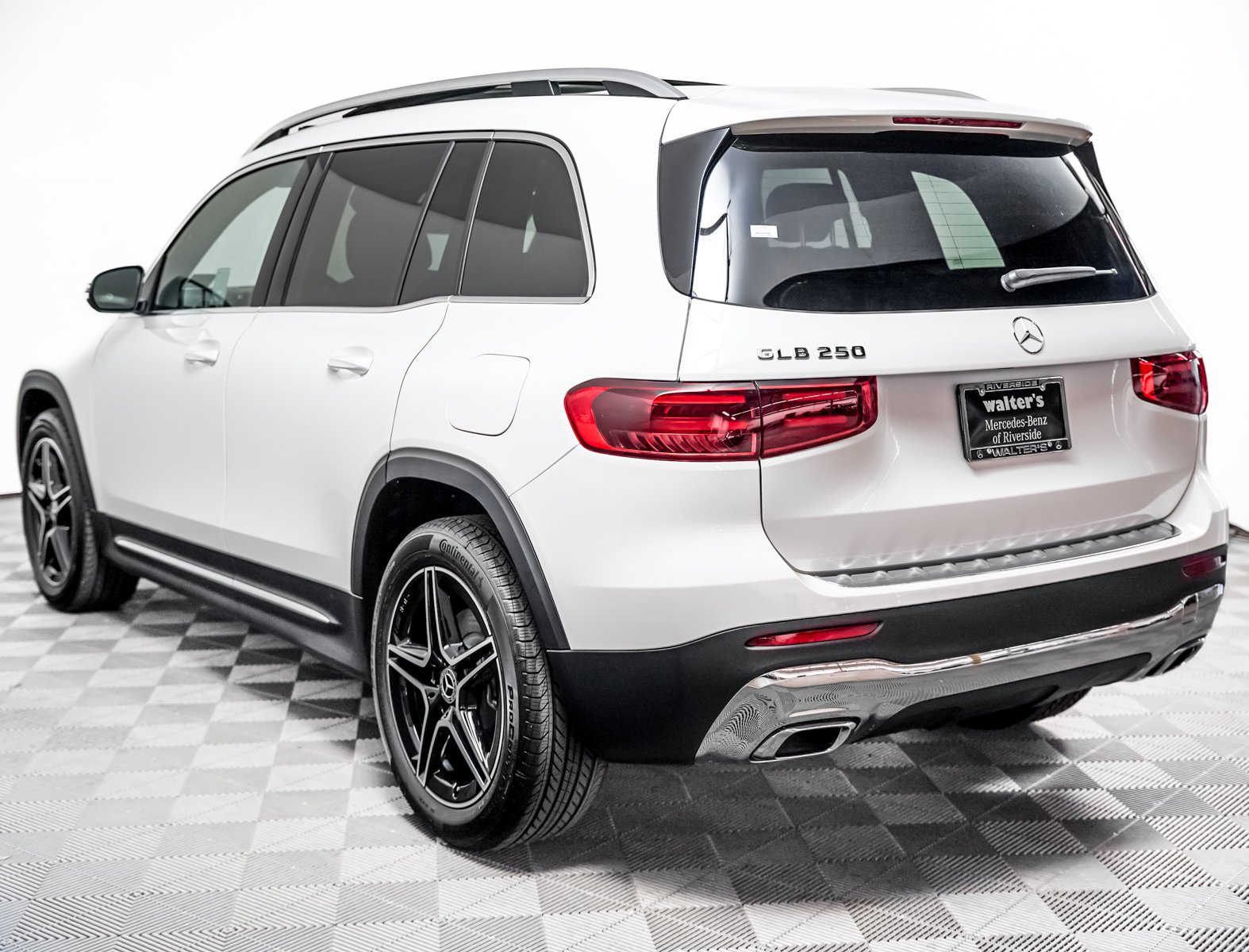 New 2026 Polar White Mercedes-Benz GLB 250 image 2