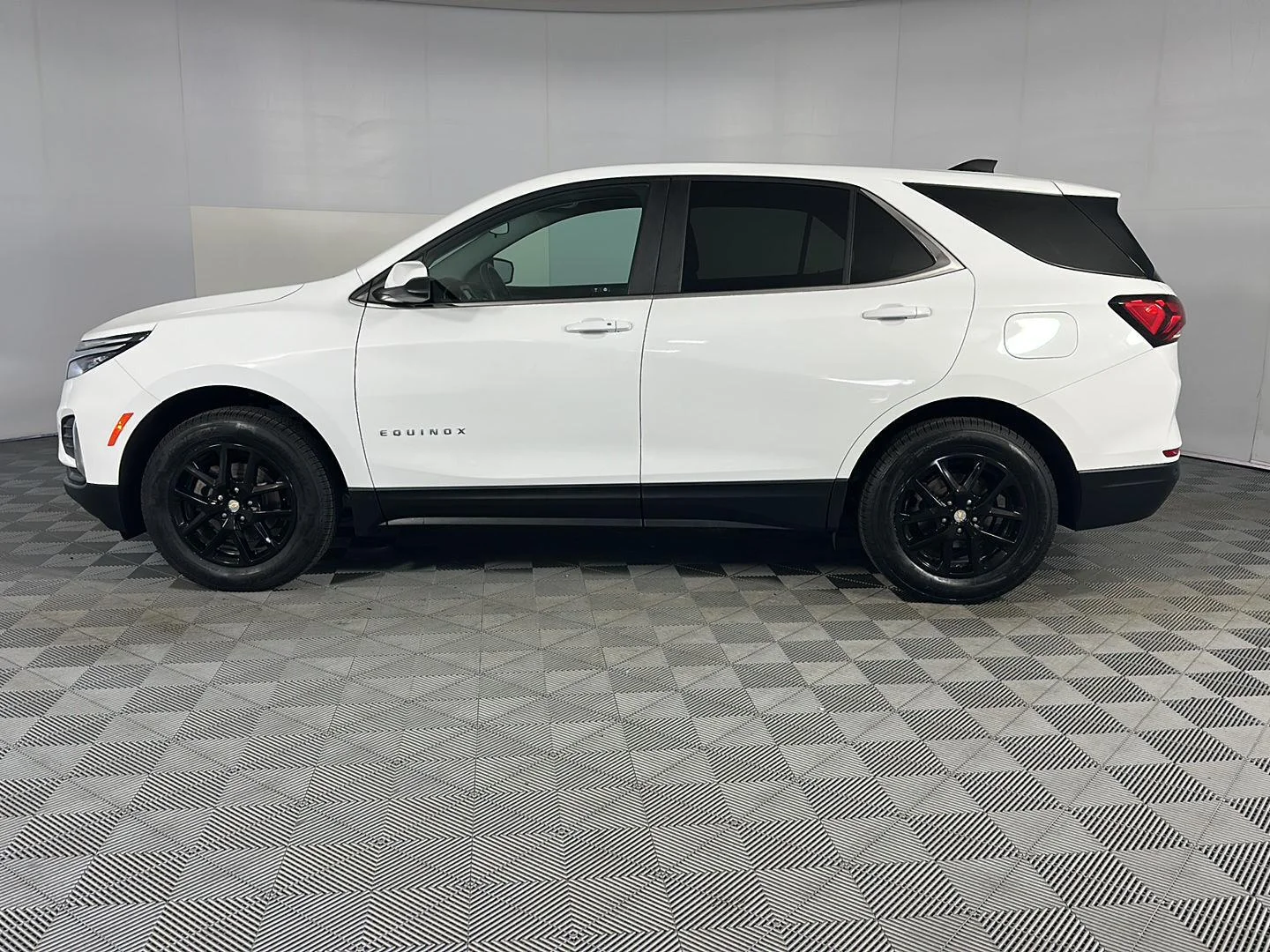 Used 2024 Summit White Chevrolet LT image 4