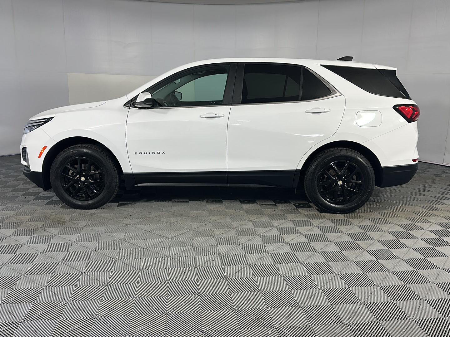 Used 2024 Summit White Chevrolet LT image 4