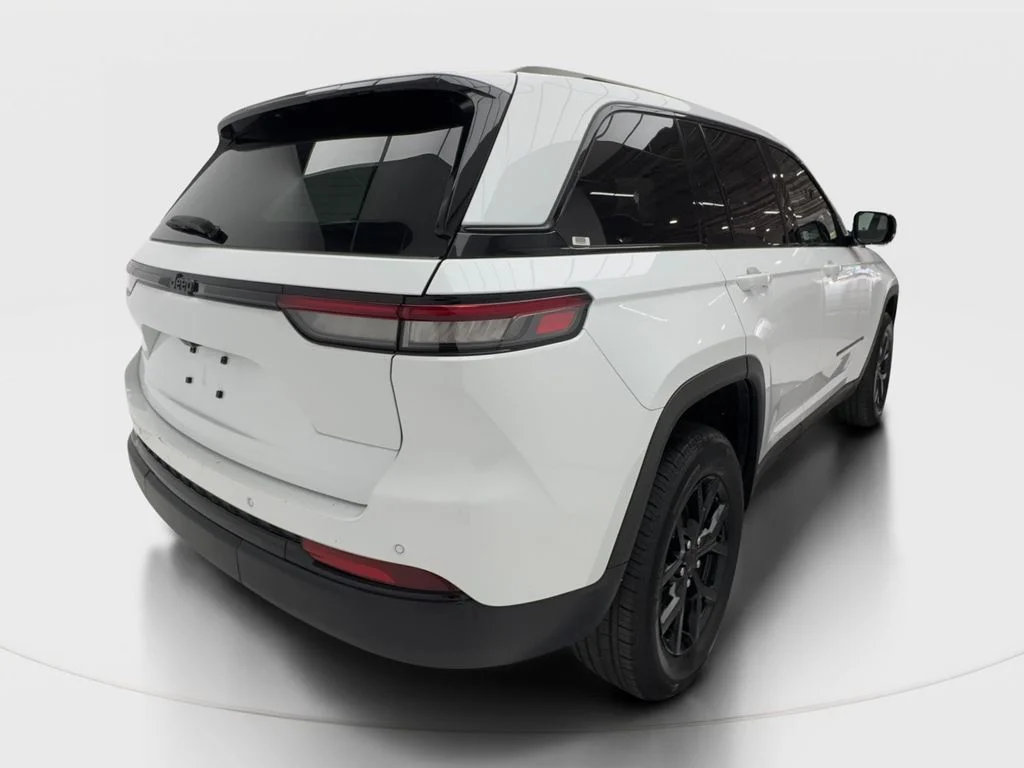 Used 2024 White/off-white Jeep Altitude image 7