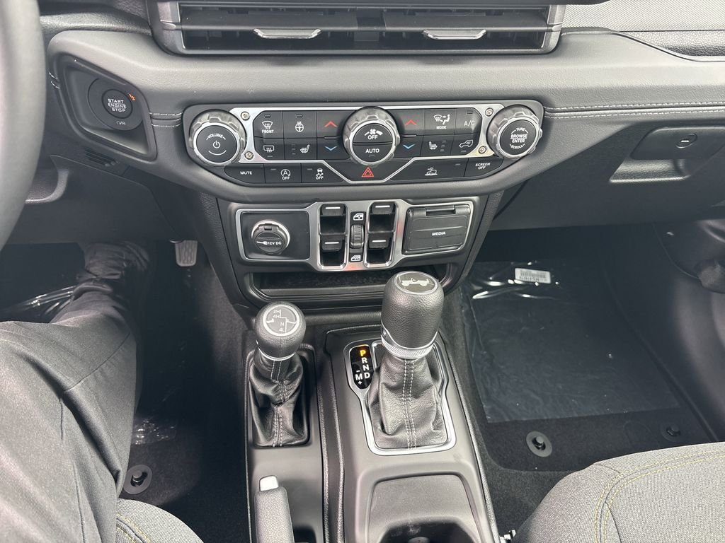 2025 Jeep Wrangler 4-Door Sahara - Photo 25