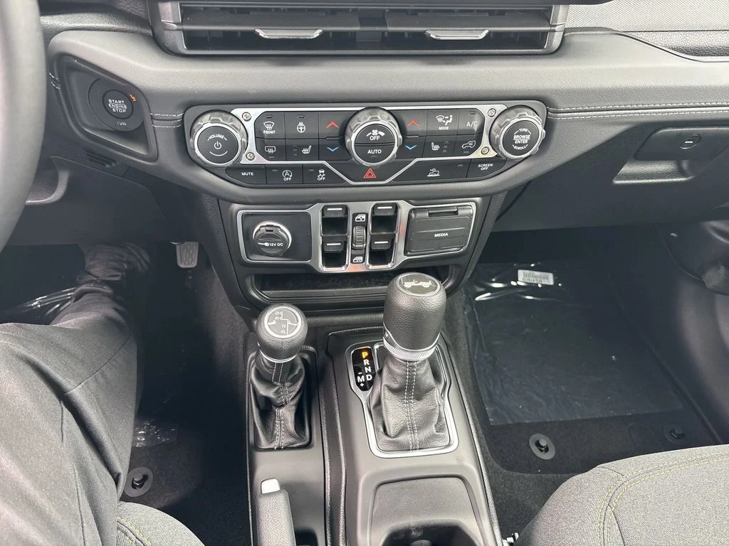 2025 Jeep Wrangler 4-Door Sahara - Photo 25