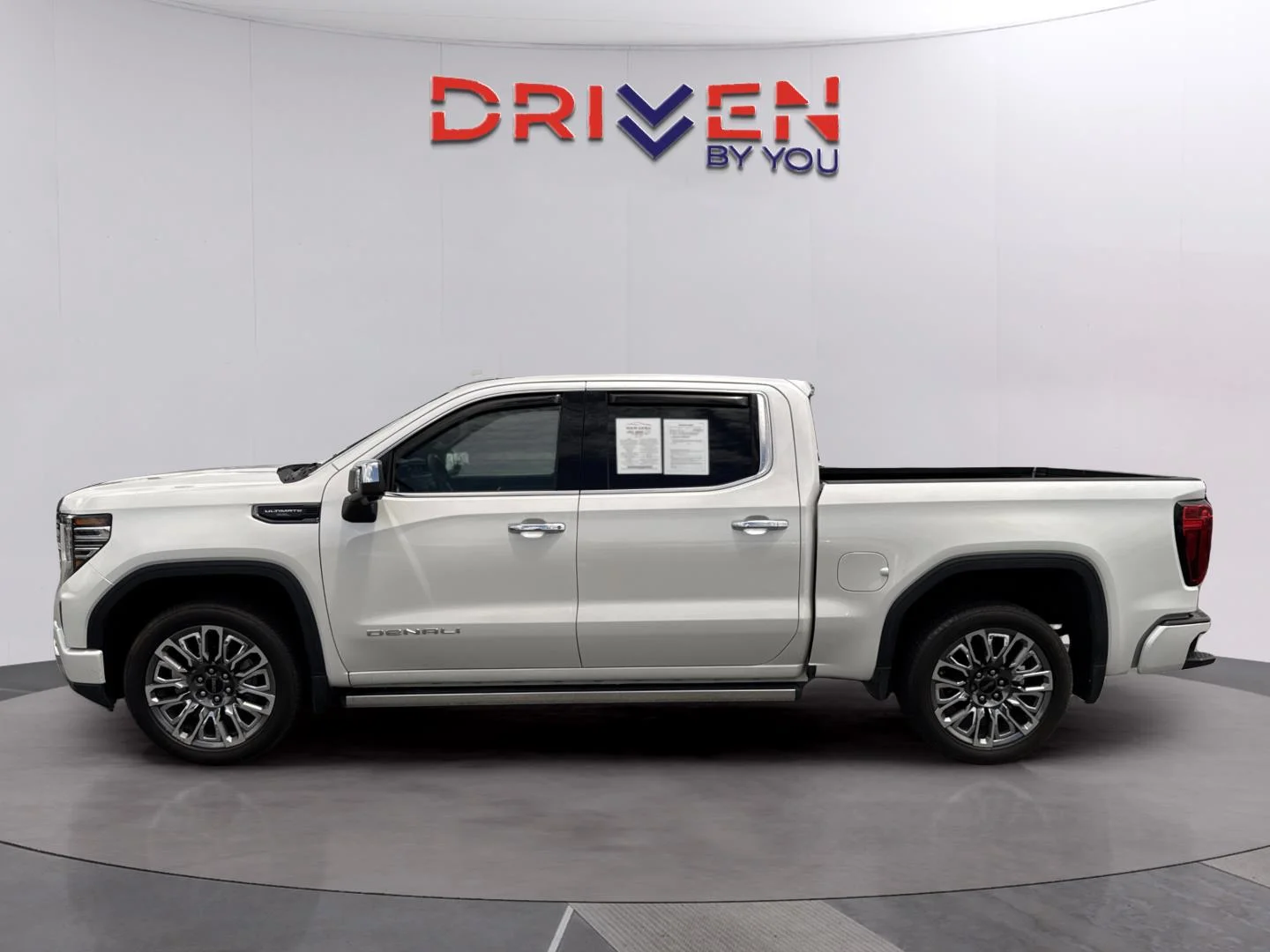 Used 2024 White Frost Tricoat GMC Denali Ultimate image 2