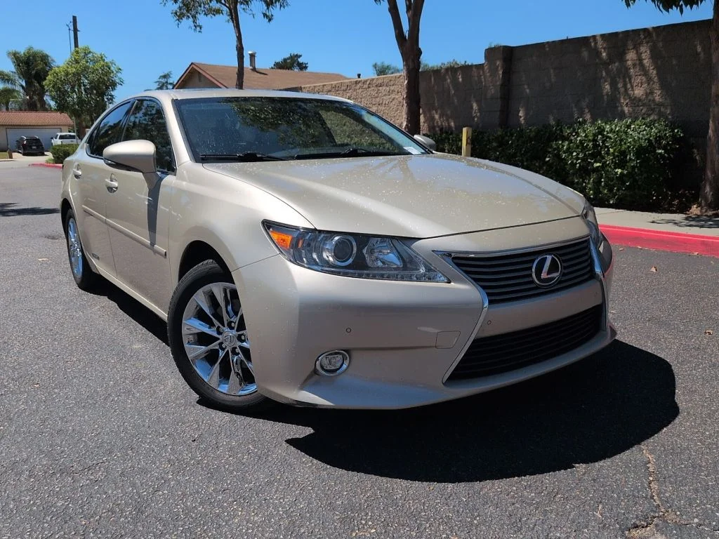 Used 2014 Beige Lexus 300h image 1