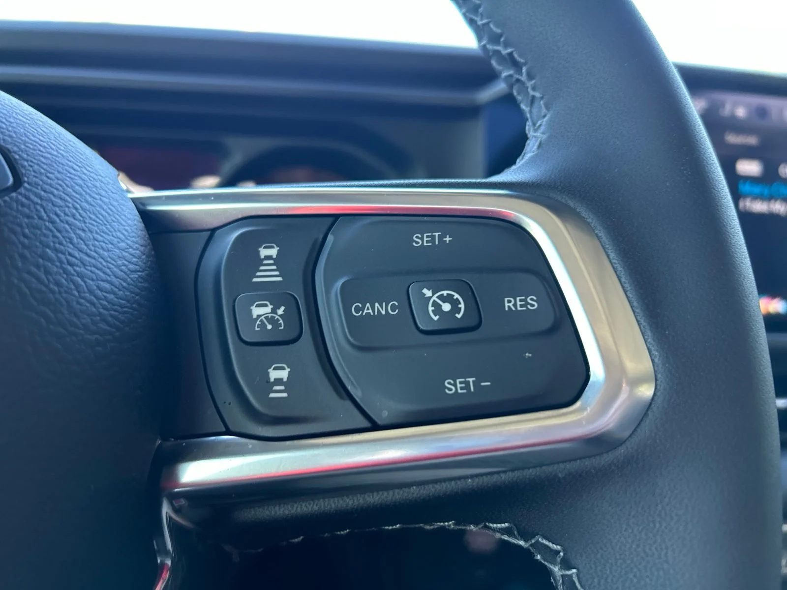 Used 2025 Blue Pearl Jeep Sahara image 15