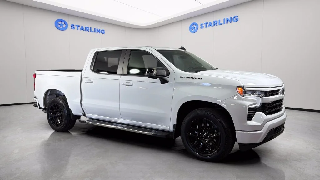 Used 2023 SUMMIT WHITE Chevrolet RST image 13