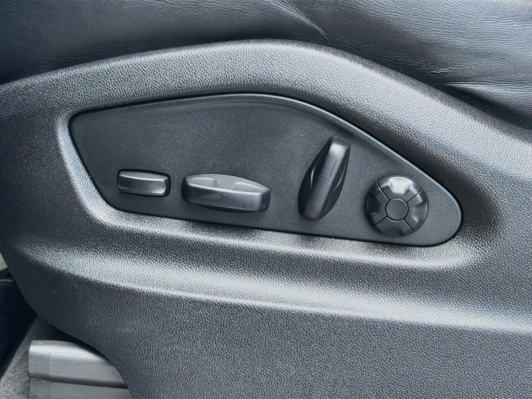 Used 2023 Chalk Porsche Platinum Edition image 24