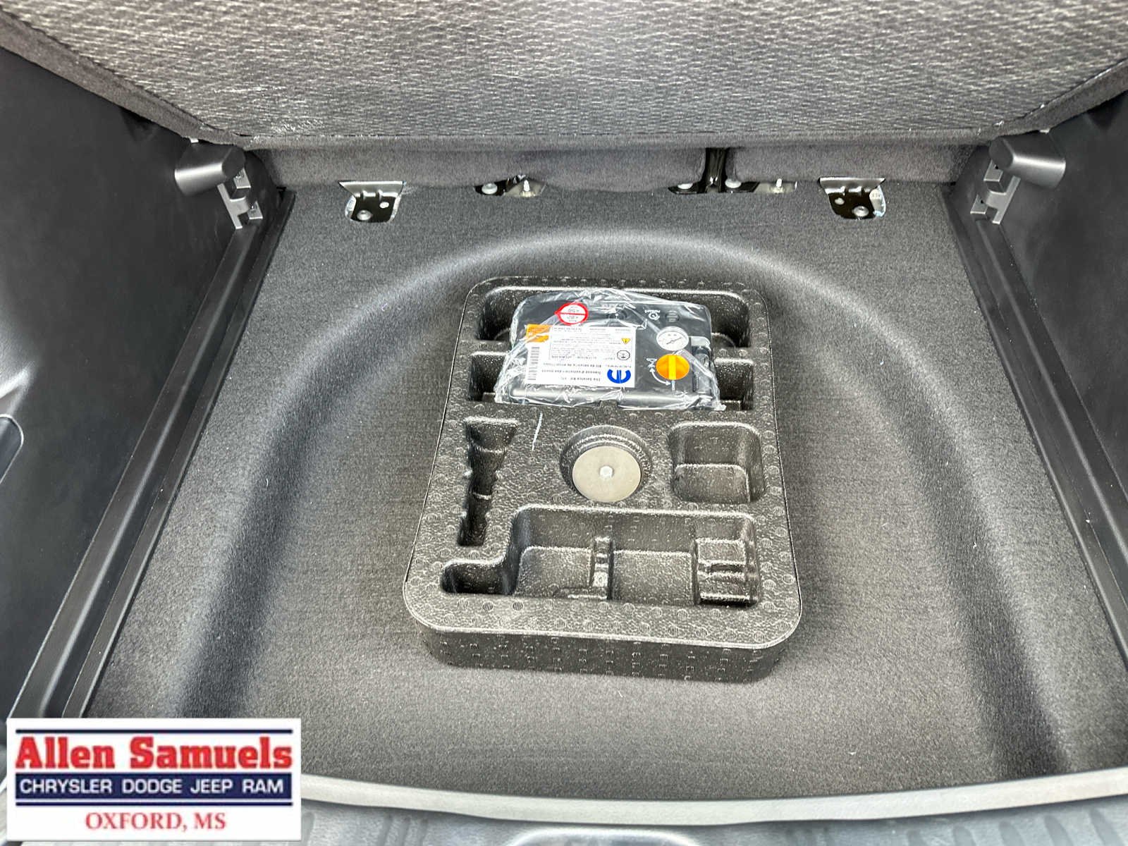 New 2026 Diamond Black Crystal Pearl-Coat Exterior Paint Jeep Latitude image 34