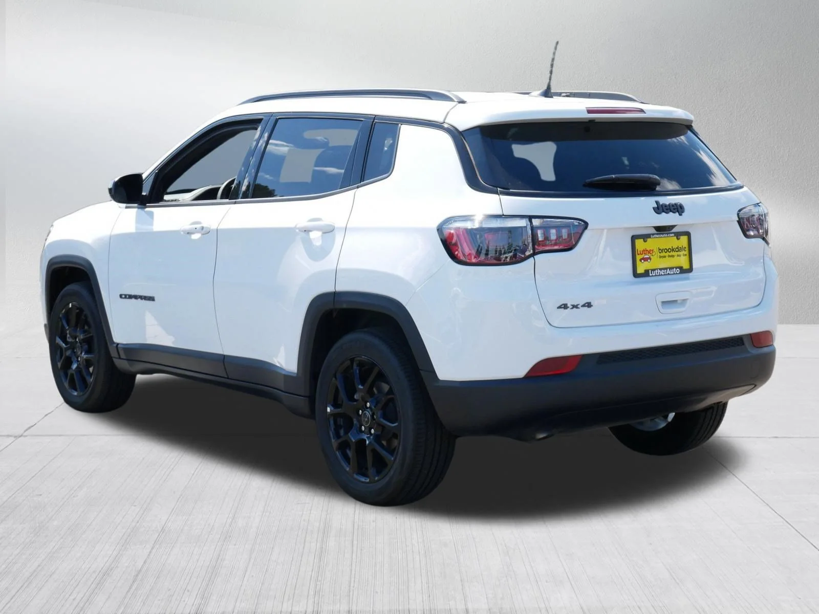 Used 2026 Bright White Clearcoat Jeep Latitude Altitude image 5