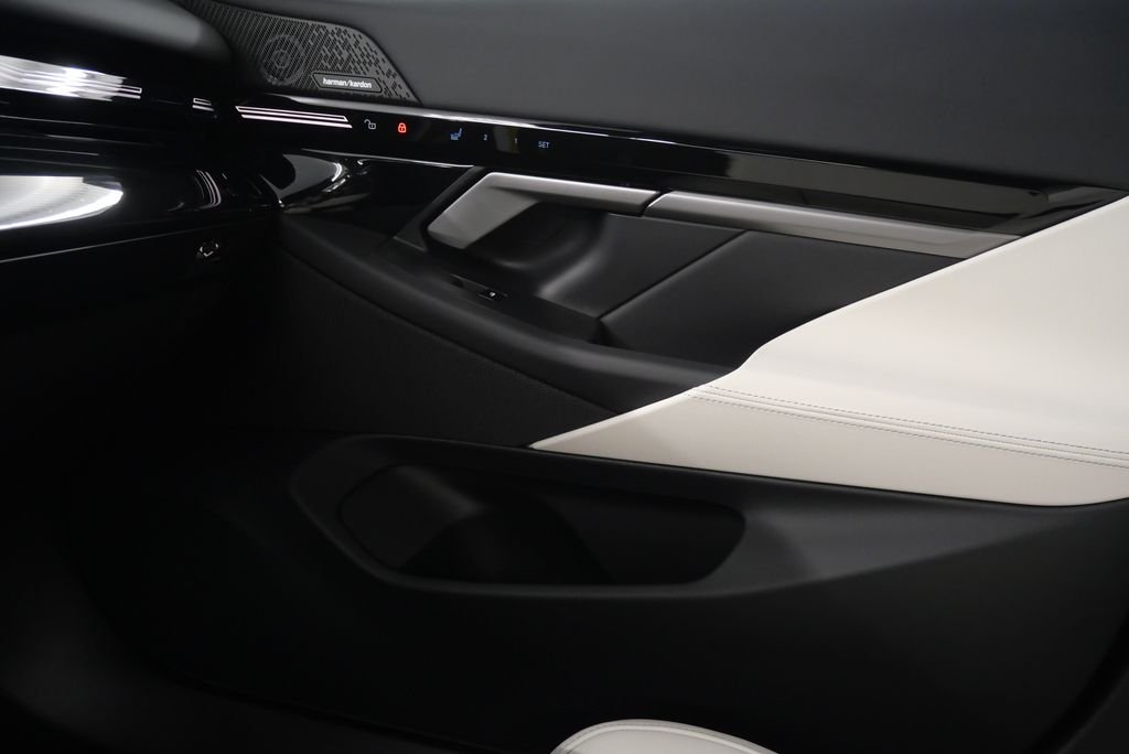 2025 BMW 5 Series 530i - Photo 27