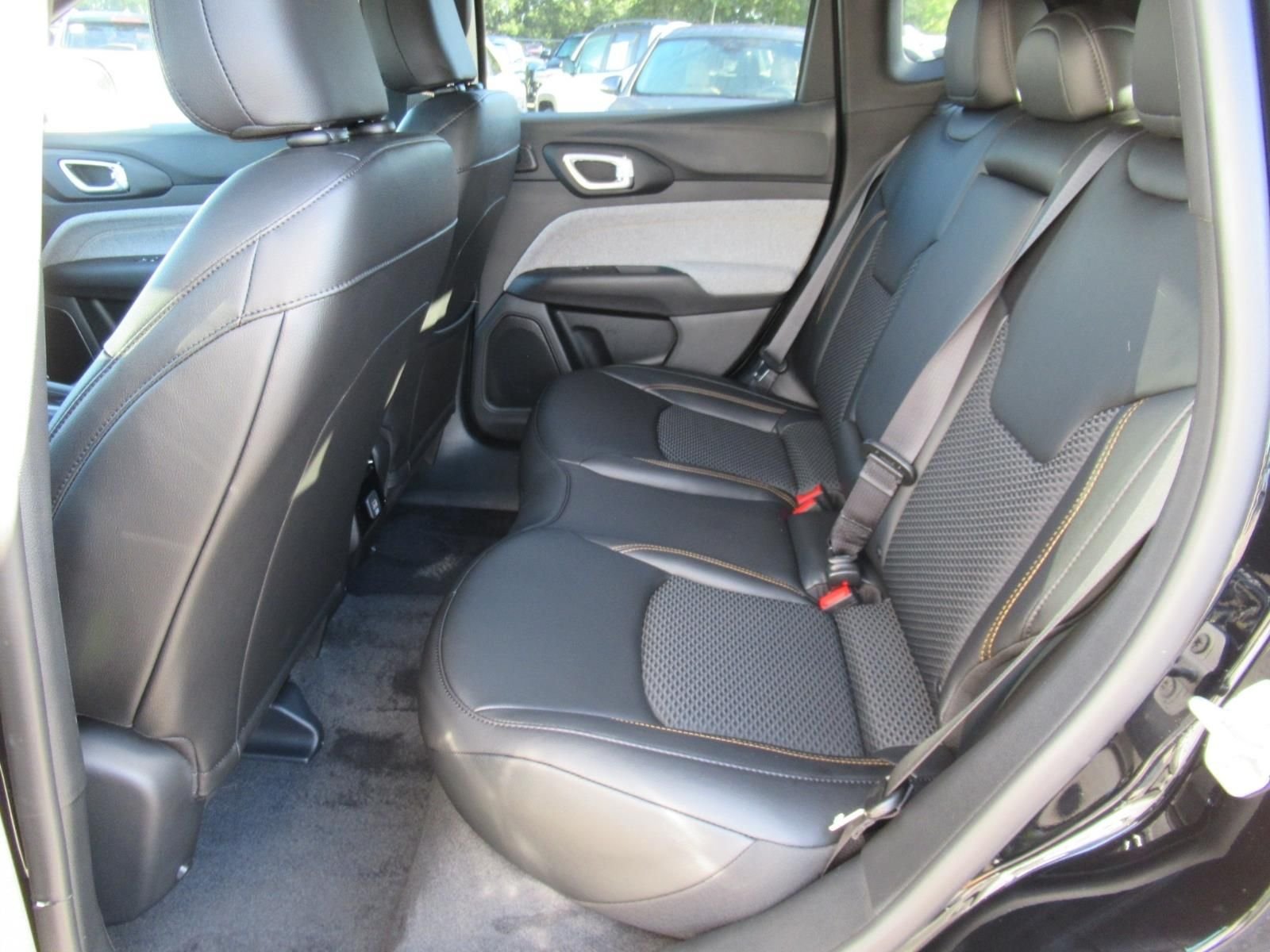 New 2026 Diamond Black Crystal Pearlcoat Jeep Latitude image 35