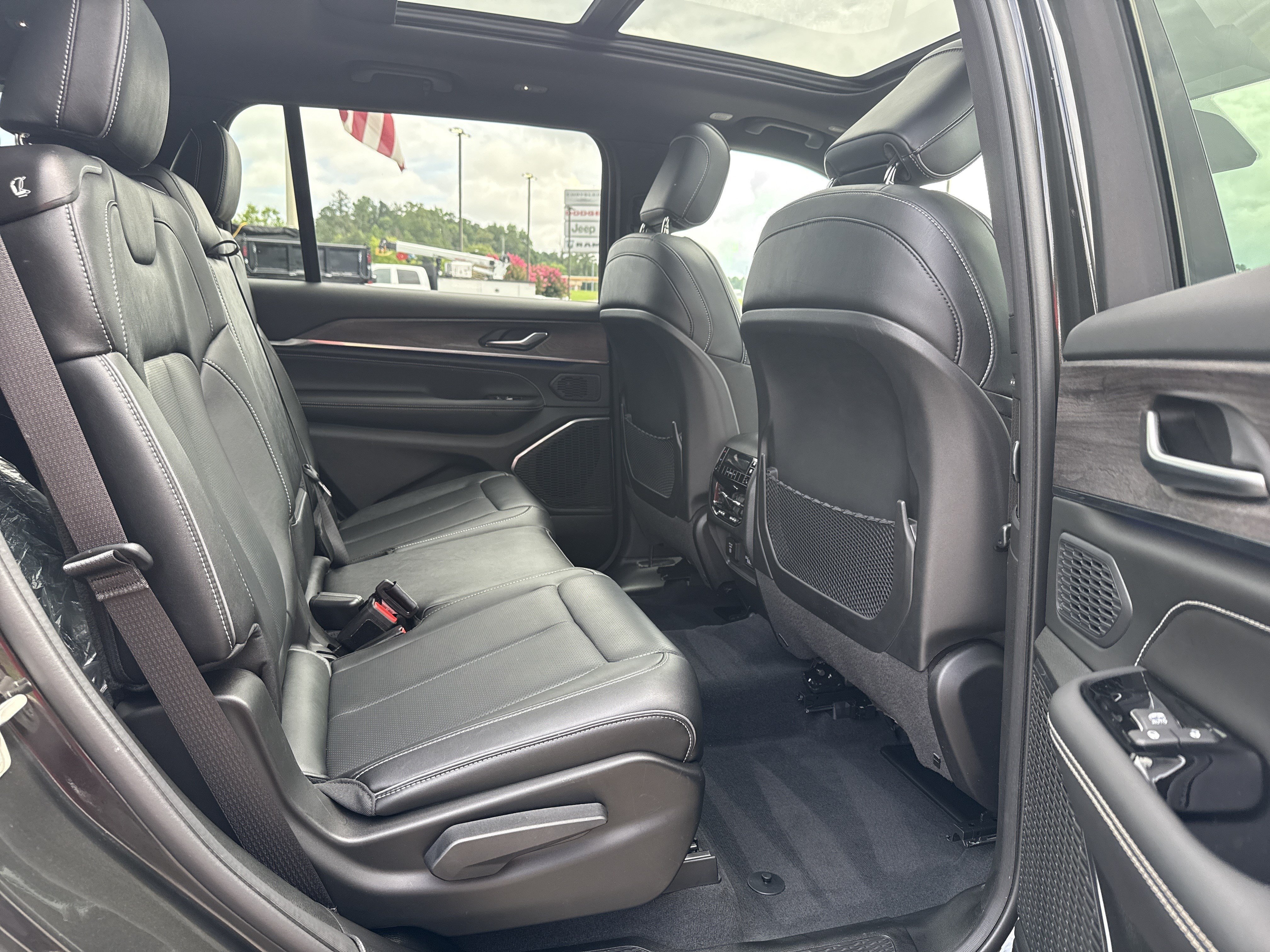 Used 2023 Rocky Mountain Pearlcoat Jeep Overland image 17