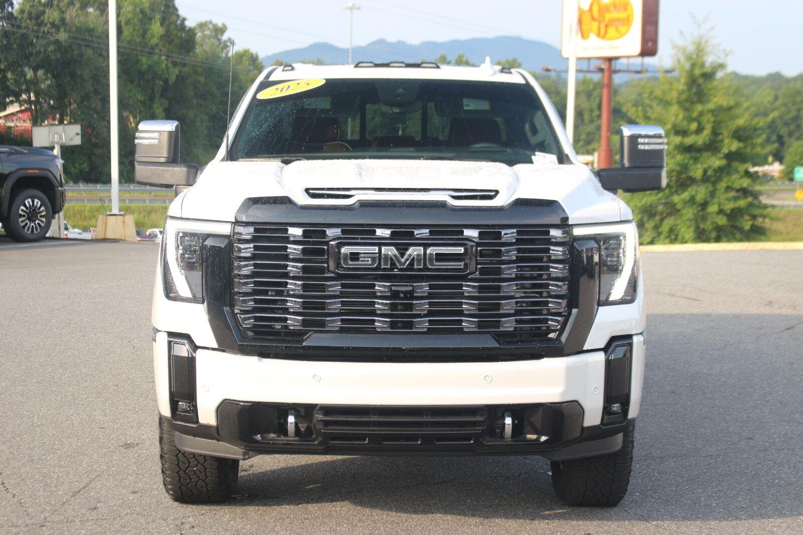 Used 2025 White Frost Tricoat GMC Denali Ultimate image 2