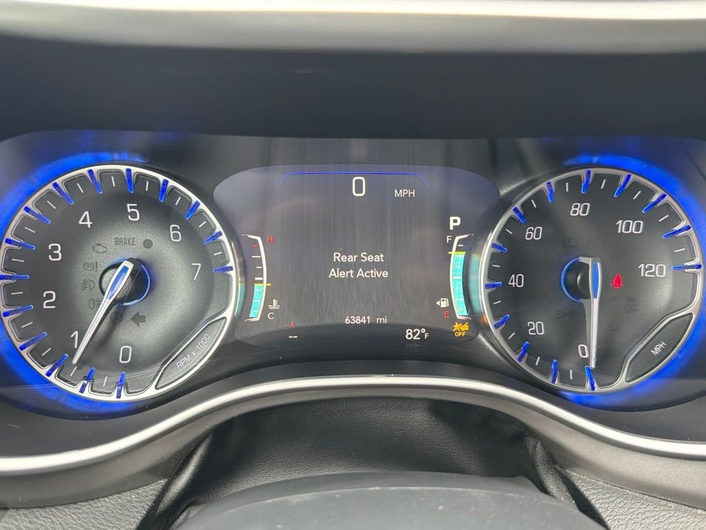 Used 2025 White Chrysler Select image 21