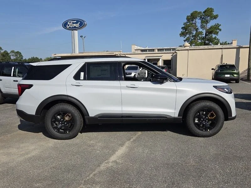 New 2026 Space White Metallic Ford Tremor® image 13