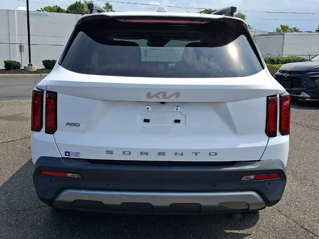 Used 2022 White Kia X-Line EX image 10