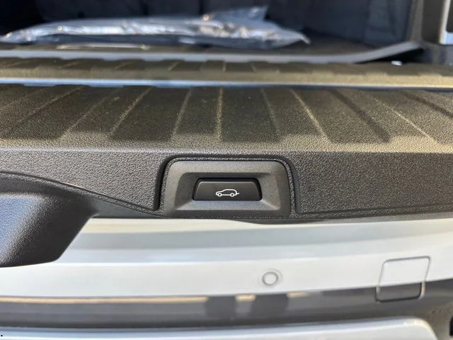 New 2026 Mineral White Metallic BMW xDrive40i image 40